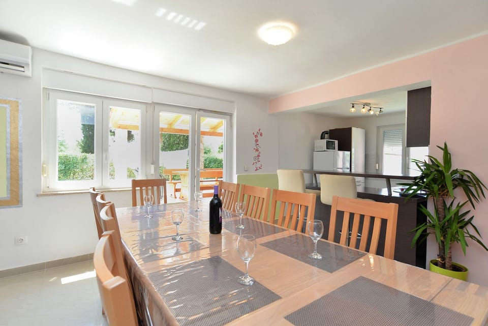 Standard House, 5 Bedrooms (0464) | In-room dining