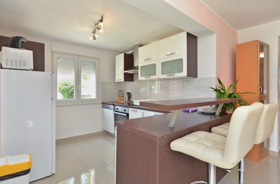 Standard House, 5 Bedrooms (0464) | Private kitchen | Fridge, microwave, oven, stovetop