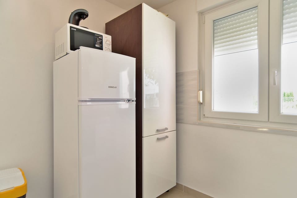Standard House, 5 Bedrooms (0464) | Private kitchen | Fridge, microwave, oven, stovetop