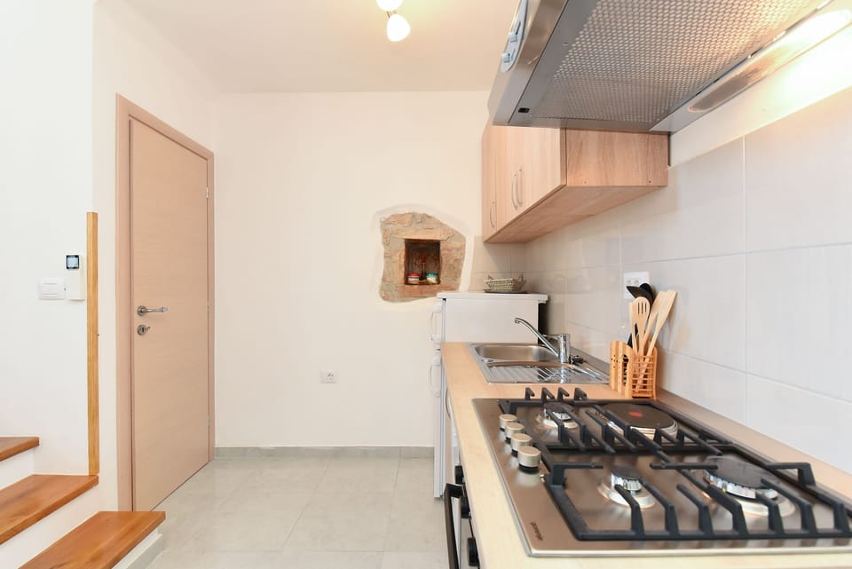 Standard House, 2 Bedrooms (0466) | Private kitchen | Fridge, oven, stovetop, dishwasher