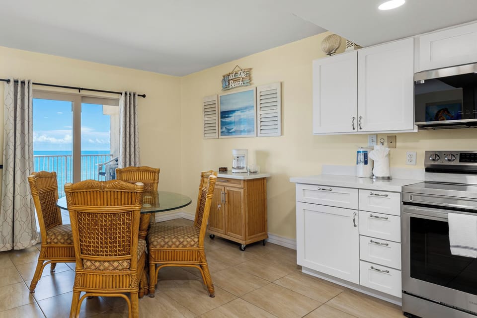Gather around the dining table and look out at the beautiful Gulf of Mexico!