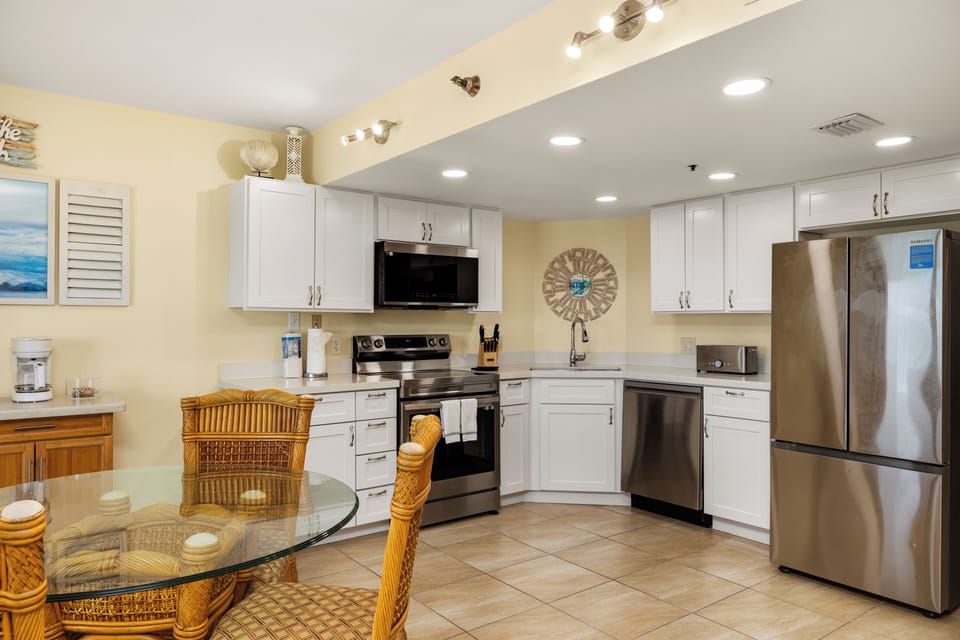 You're kitchen features stainless steel appliances and plenty of counter space for easy vacation meals.