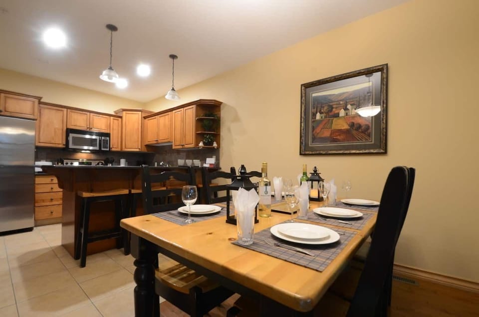 Dining Room to seat 8 with extra seating at the bar.