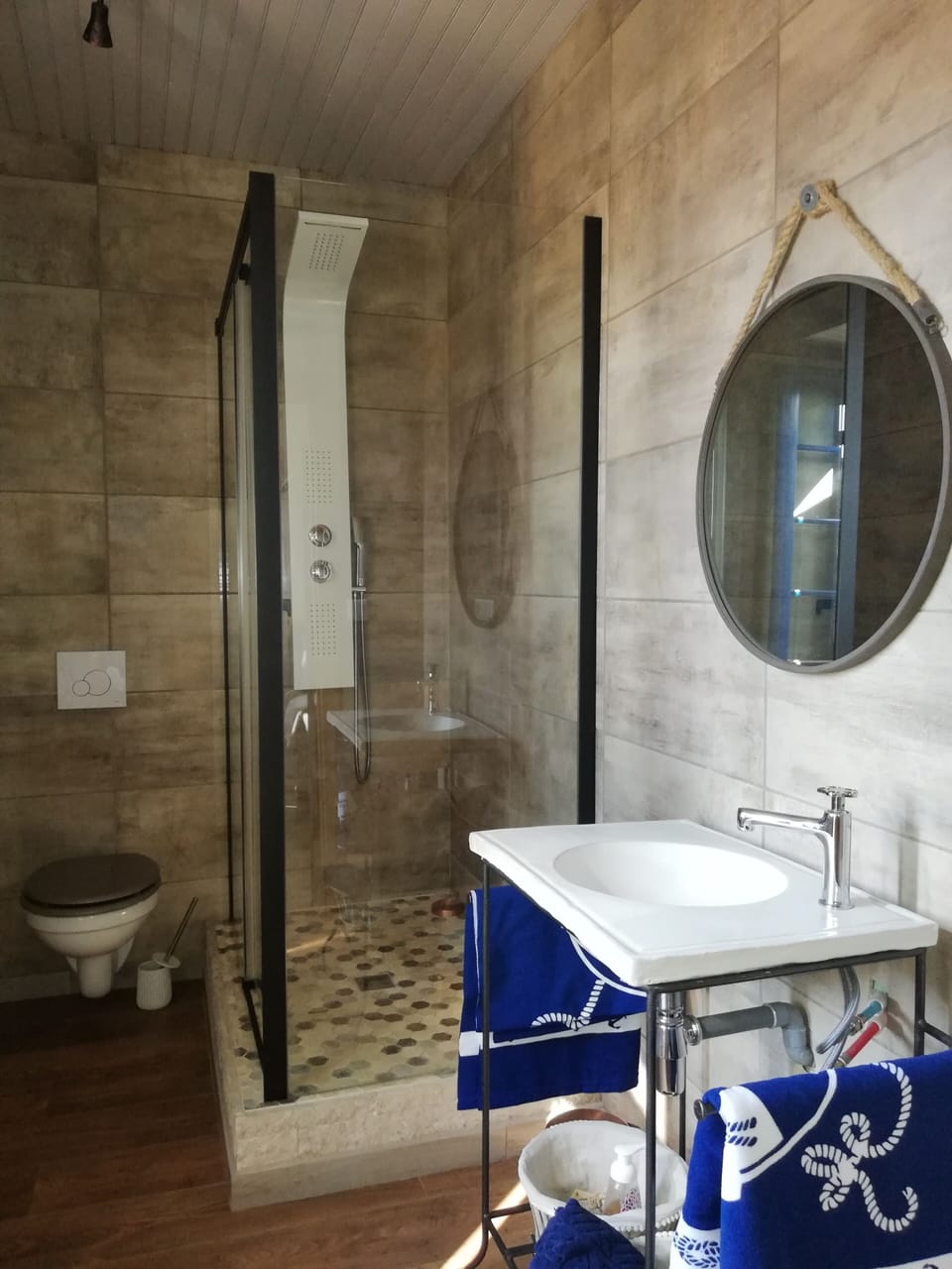 Double Room (Gary Craft) | Bathroom | Shower, free toiletries, hair dryer (on request), towels