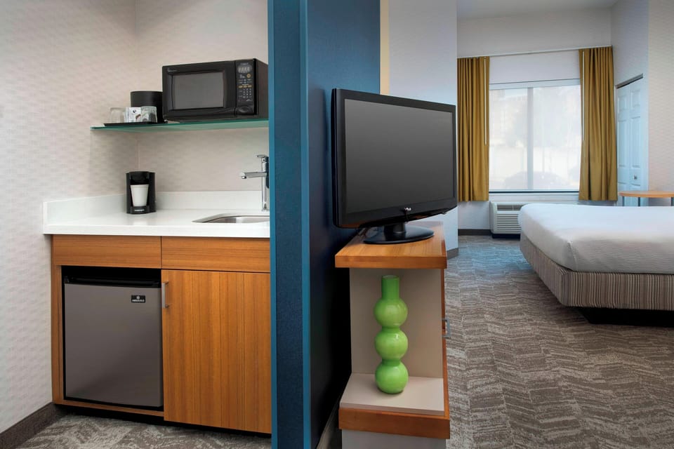Coffee/tea maker, fridge, microwave