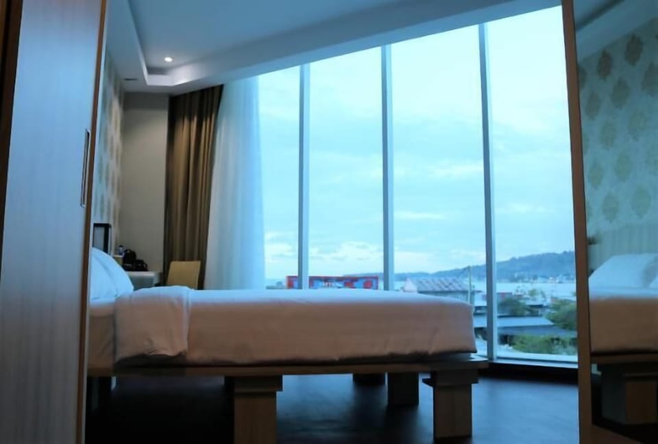 Corner Suite | Desk, blackout drapes, WiFi (free)