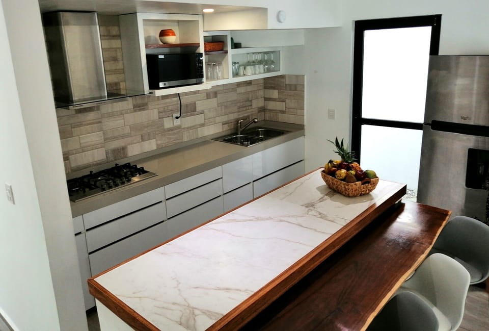  Kitchen and breakfast bar view