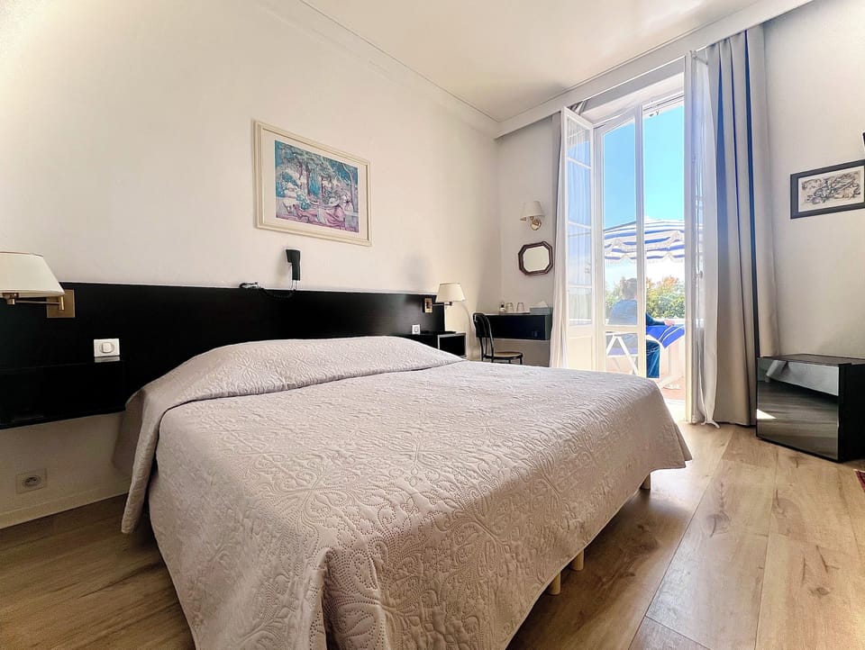 Superior Double Room, 1 Queen Bed, Terrace | In-room safe, individually decorated, desk, blackout drapes