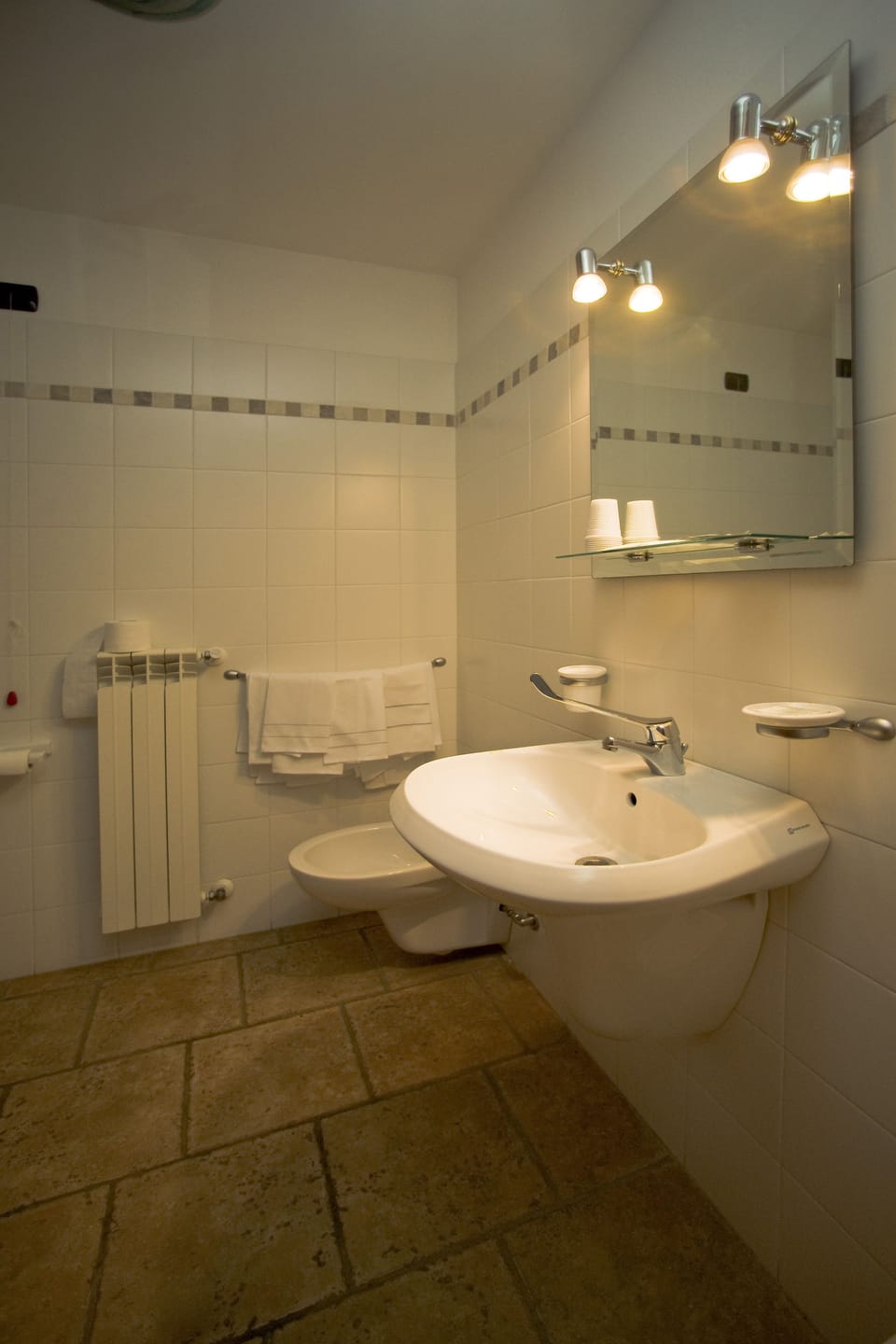 Double Room | Bathroom | Shower, free toiletries, hair dryer, bidet