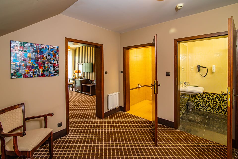 Standard Apartment | Minibar, desk, laptop workspace, blackout drapes