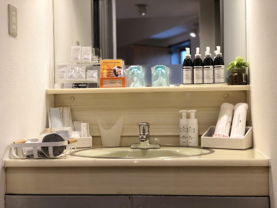 Separate tub and shower, deep soaking tub, free toiletries, hair dryer
