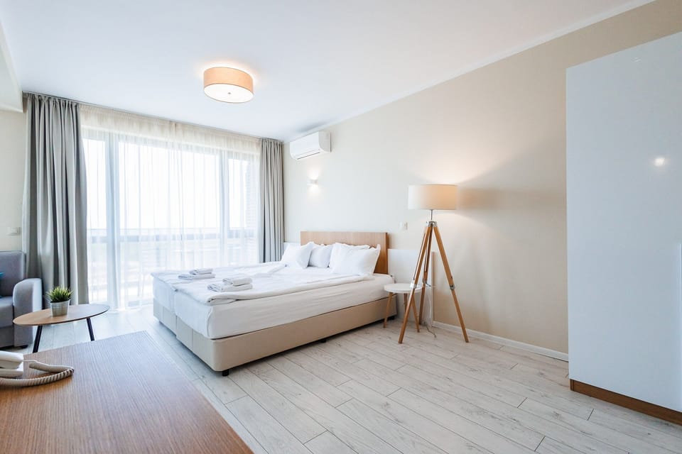 Deluxe Double or Twin Room, Sea View | Living area