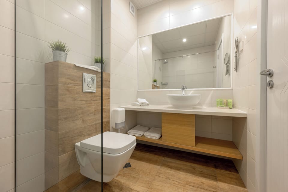 Shower, rainfall showerhead, free toiletries, hair dryer