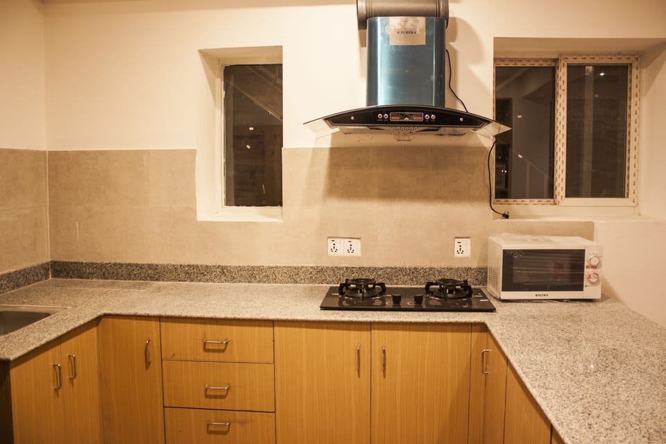Luxury Apartment, 1 Queen Bed, Kitchen, Mountain View | In-room dining