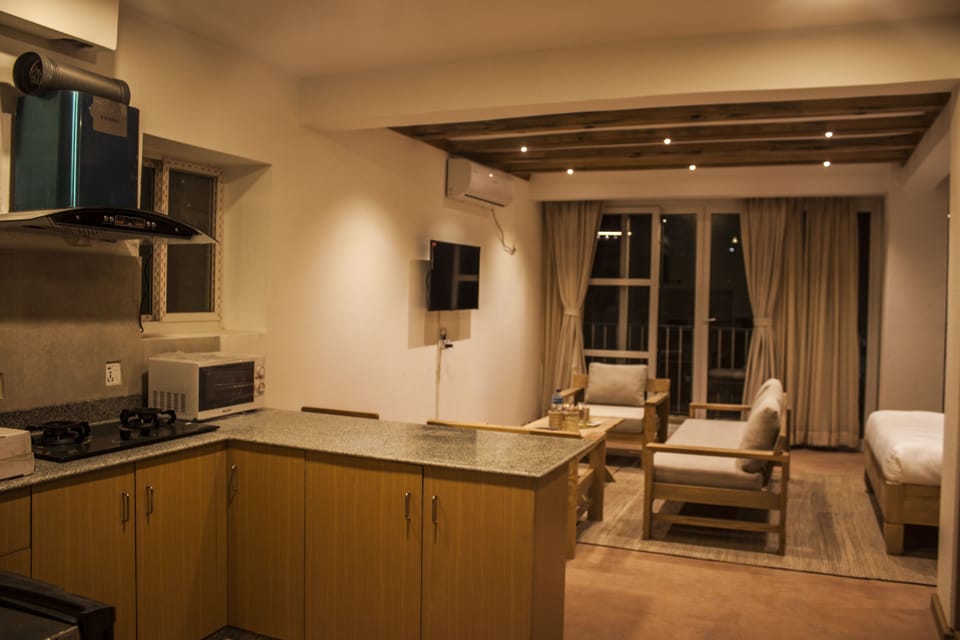 Luxury Apartment, 1 Queen Bed, Kitchen, Mountain View | Private kitchen | Electric kettle