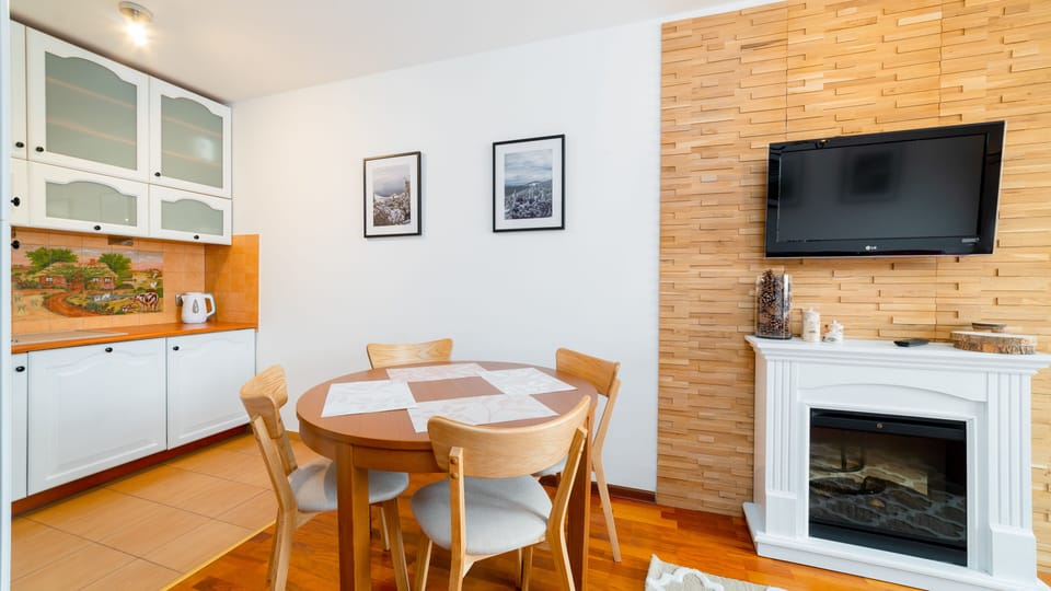 Apartment (1C/18) | Private kitchenette | Fridge, stovetop, electric kettle, cookware/dishes/utensils