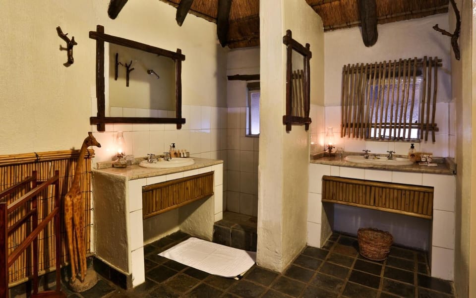 Standard Chalet | Bathroom | Shower, towels, toilet paper