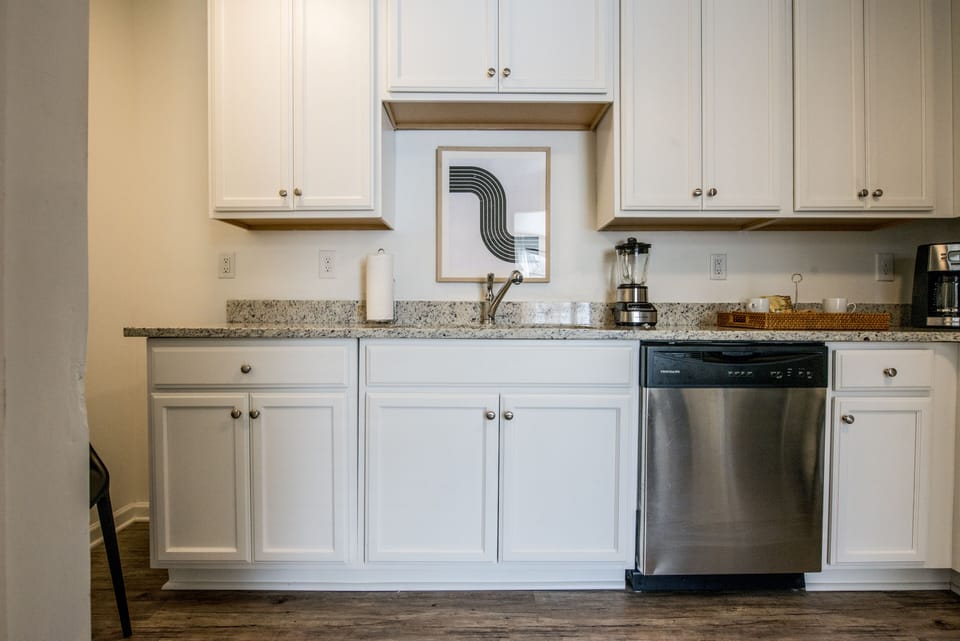 Apartment, Courtyard View | Private kitchenette | Fridge, microwave, oven, stovetop