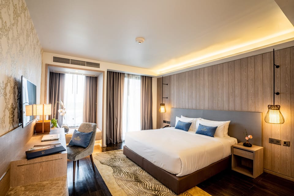 Divalux Jacuzzi Suite Room | 1 bedroom, in-room safe, desk, laptop workspace