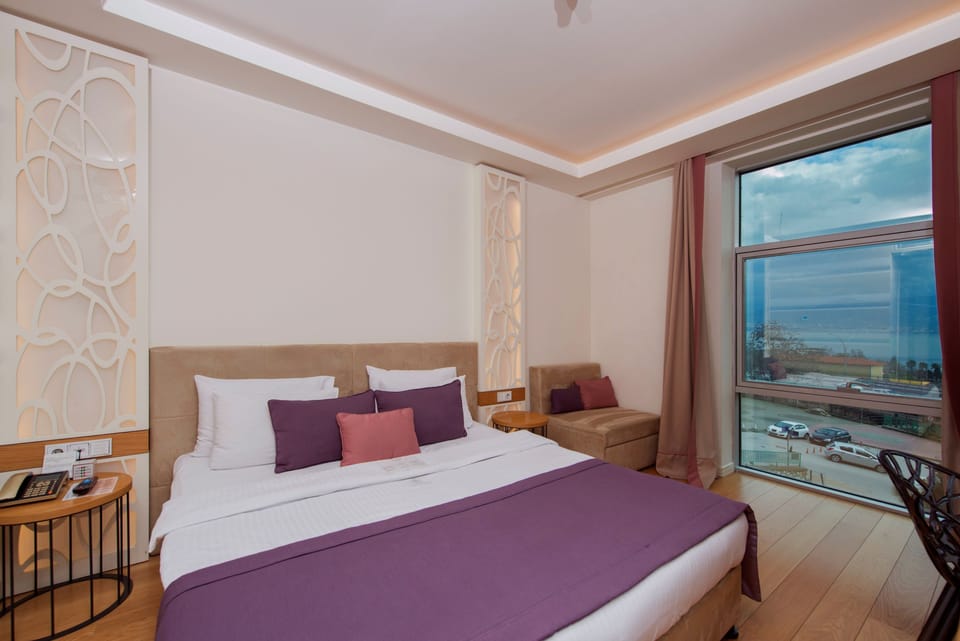 Double Room, Sea View | Minibar, in-room safe, desk, soundproofing