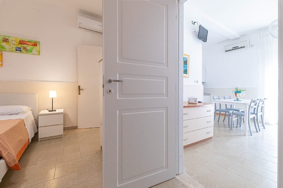 Comfort Apartment, 1 Bedroom, Patio | Travel crib, WiFi (free), bed sheets