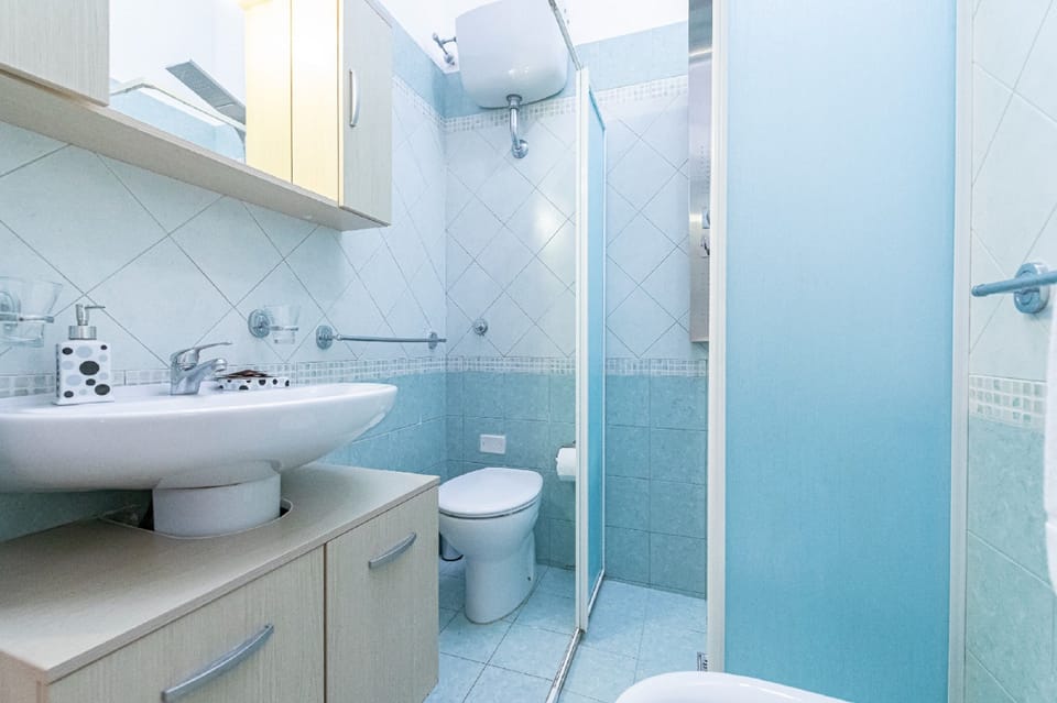Comfort Apartment, 1 Bedroom, Patio | Bathroom | Shower, hair dryer, bidet, towels