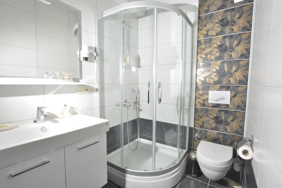 Shower, rainfall showerhead, free toiletries, hair dryer
