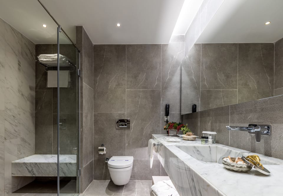 Premier Suite, 2 Bedrooms, City View | Bathroom | Free toiletries, hair dryer, bathrobes, slippers