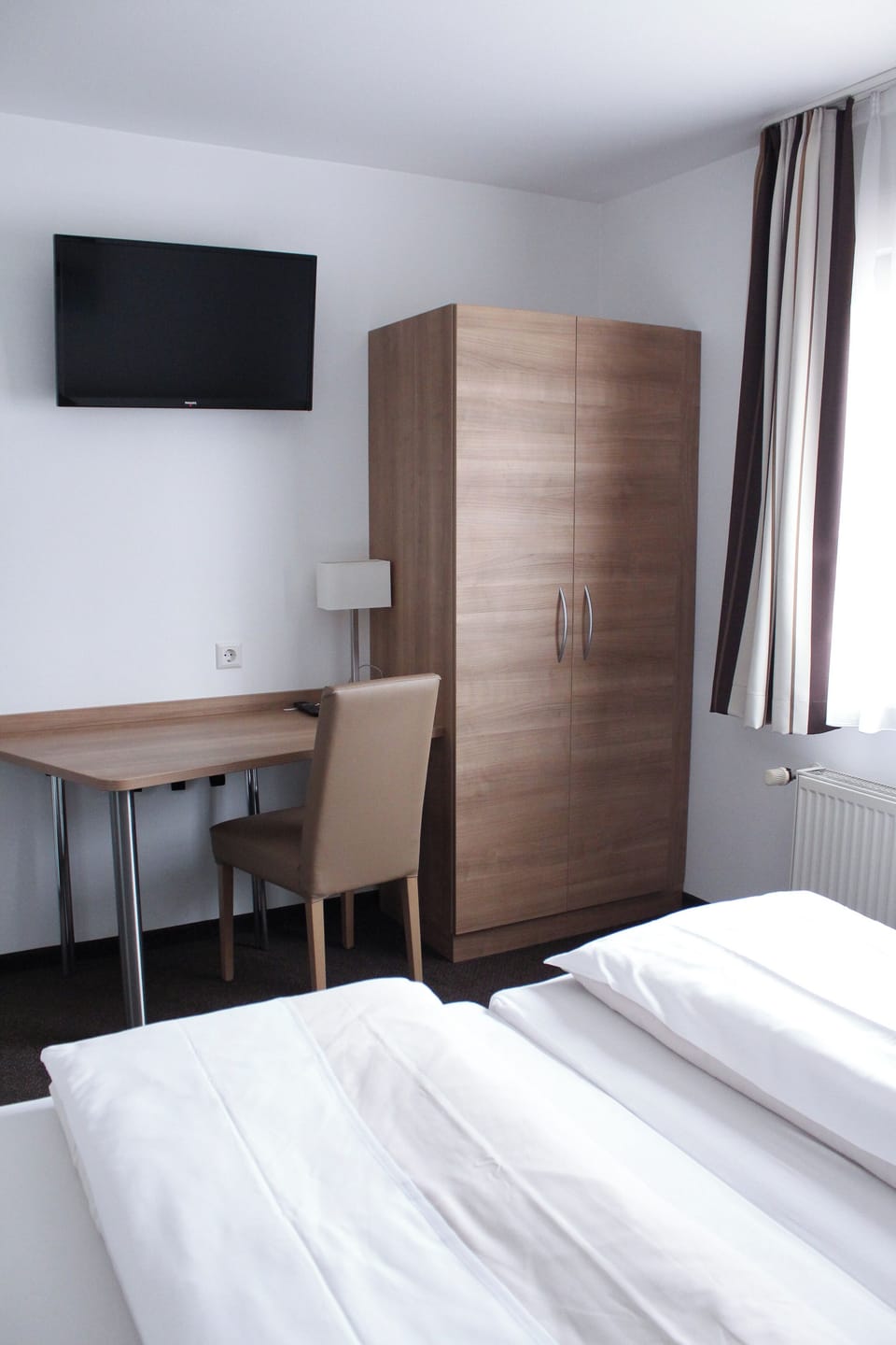 Basic Double or Twin Room | Living area | TV