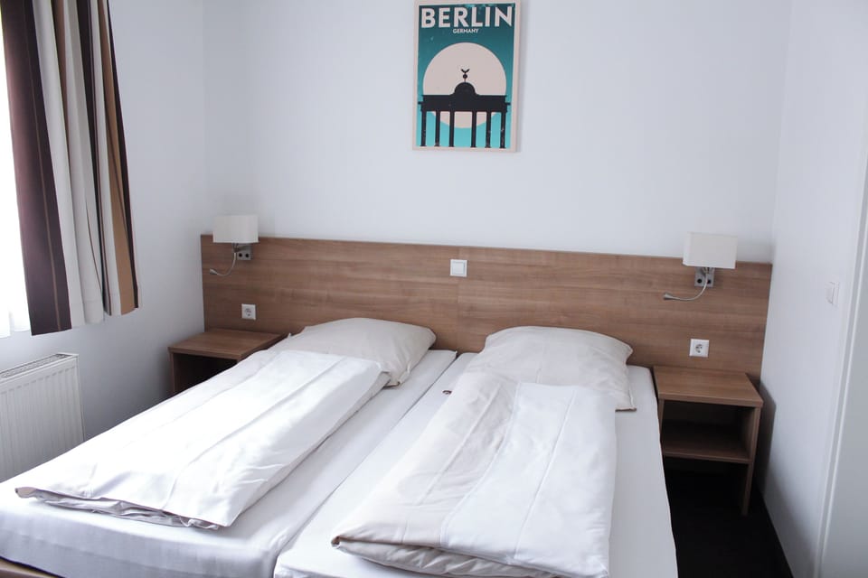 Basic Double or Twin Room | Desk, blackout drapes, bed sheets