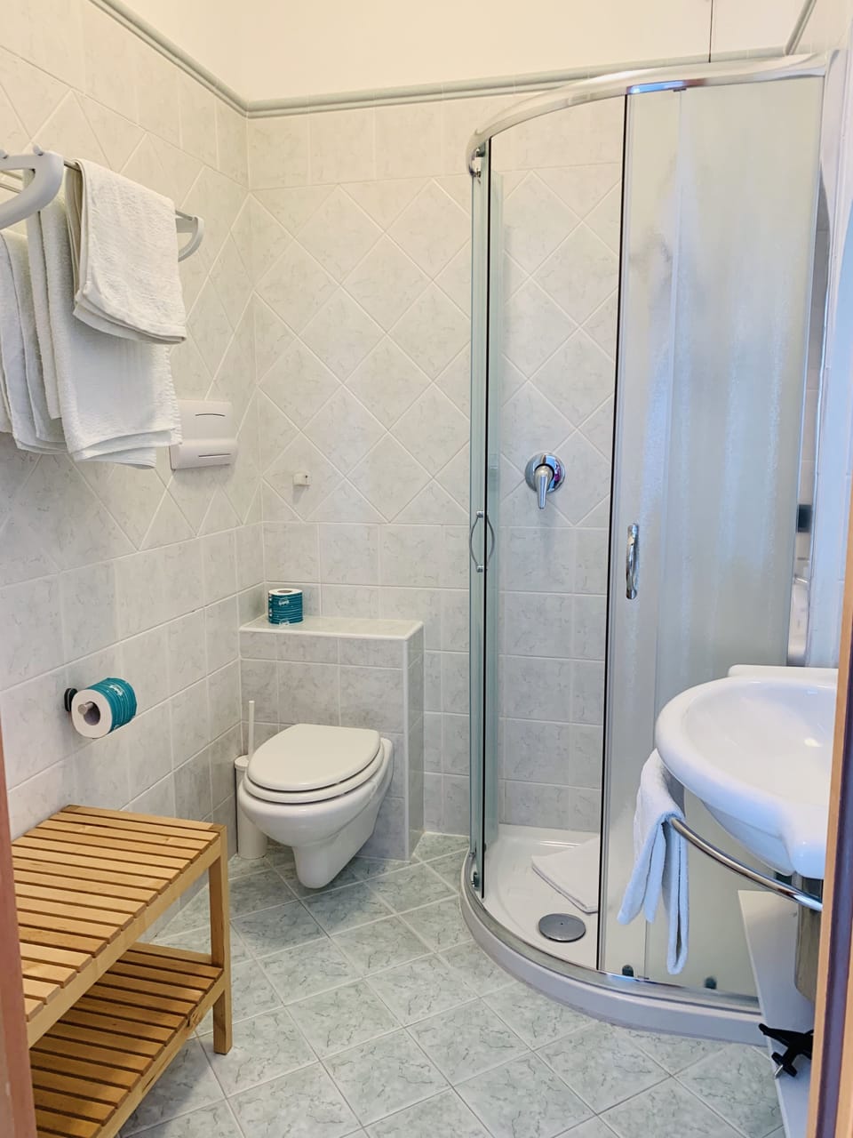 Elite Room | Bathroom | Shower, hair dryer, bathrobes, towels