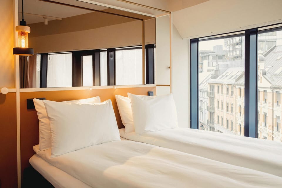 Room, 1 Queen Bed | Hypo-allergenic bedding, in-room safe, blackout drapes, free WiFi