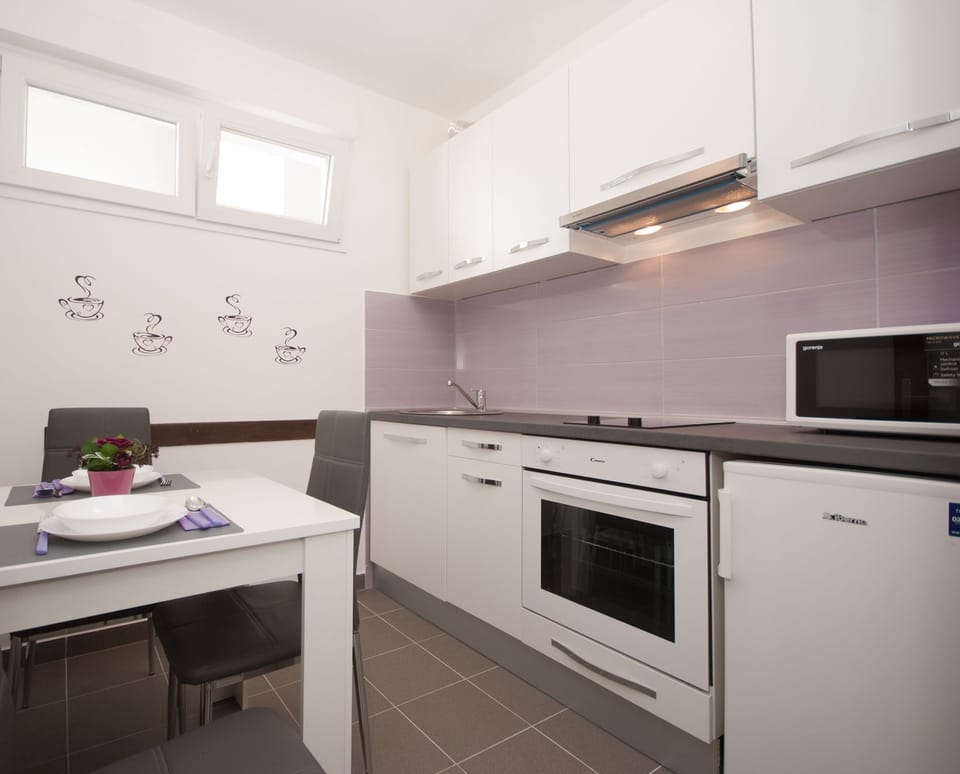 Standard Studio, Sea View | Private kitchen | Fridge, microwave, oven, stovetop