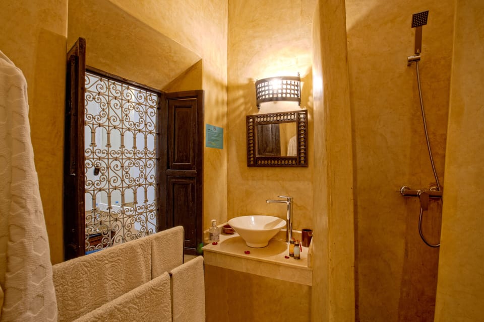 Executive Suite | Bathroom | Shower, jetted tub, designer toiletries, hair dryer