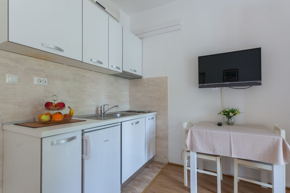Standard Studio | Desk, iron/ironing board, free cribs/infant beds, free WiFi
