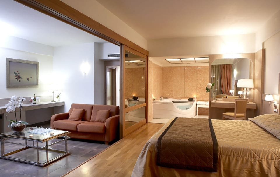 Suite, Sea View | In-room safe, desk, soundproofing, iron/ironing board