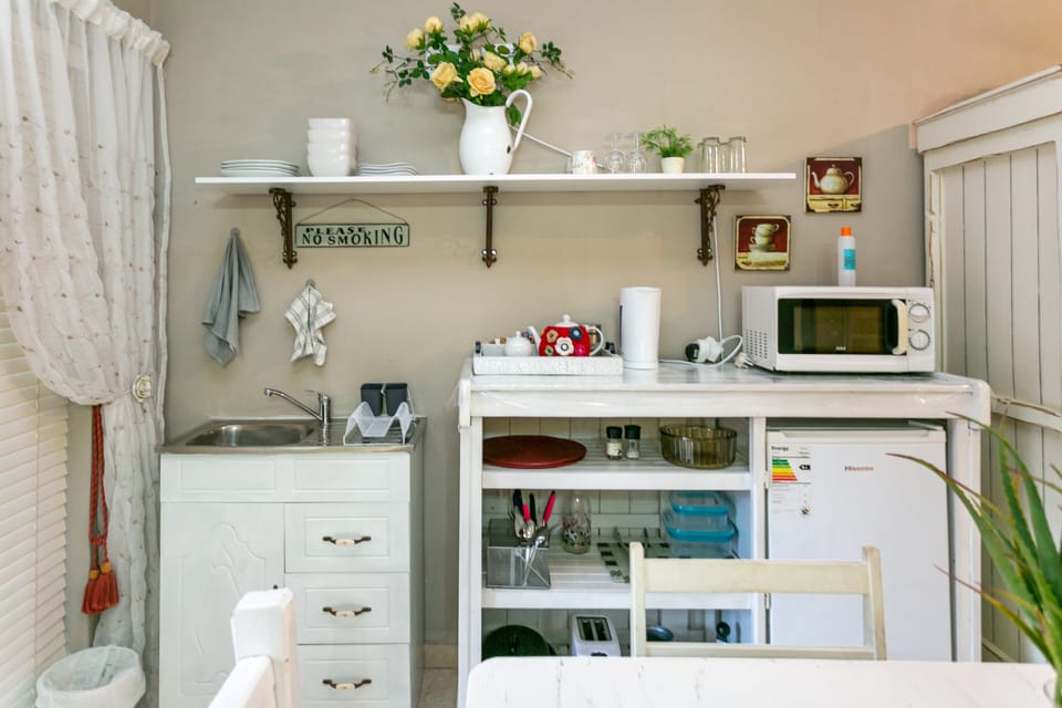 Room (6) | In-room dining