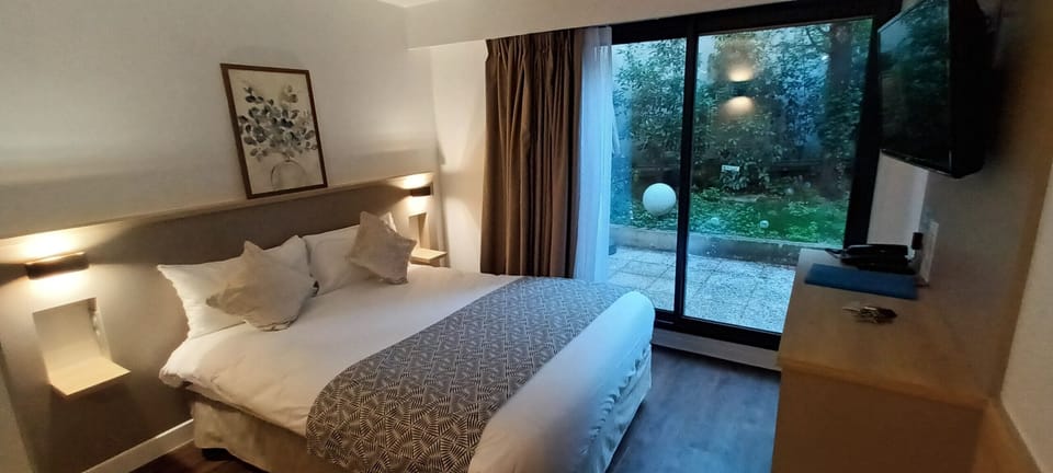 Classic Studio, Double Bed | Blackout drapes, iron/ironing board, free WiFi
