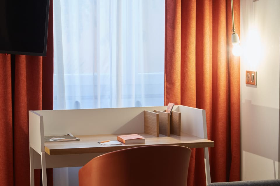 Family Room, Annex Building (6 pers) | Premium bedding, desk, soundproofing, iron/ironing board (on request)