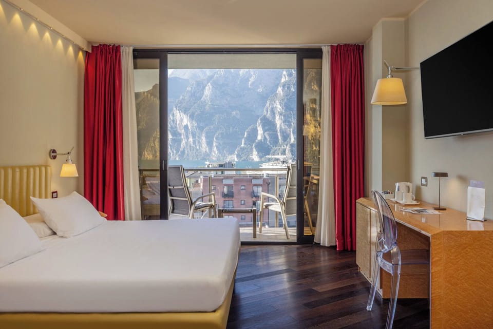 Superior Double Room, Balcony, Lake View (Classic) | Minibar, in-room safe, desk, free WiFi