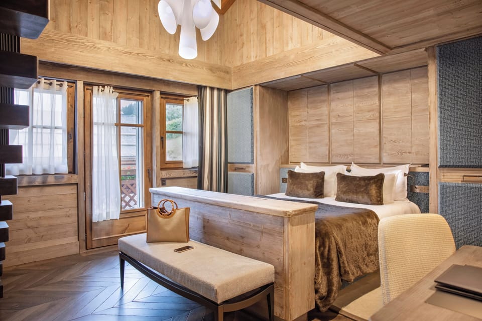 Premium bedding, pillowtop beds, minibar (free items), in-room safe