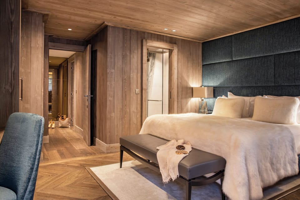 Premium bedding, pillowtop beds, minibar (free items), in-room safe