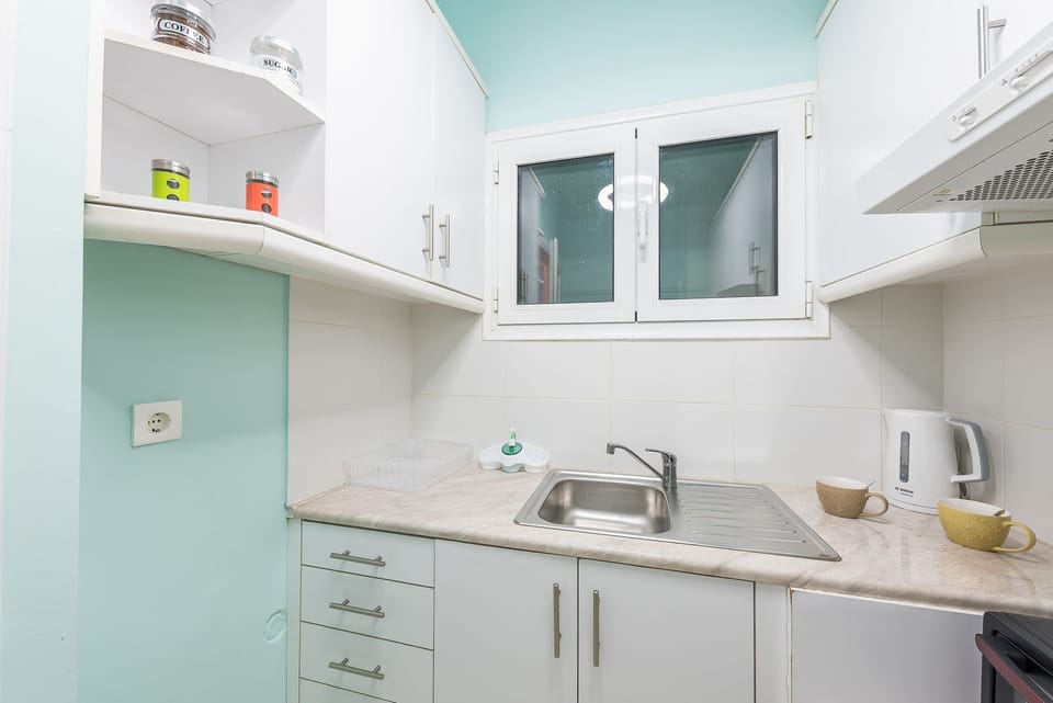 City Apartment | Private kitchen | Fridge, microwave, oven, stovetop