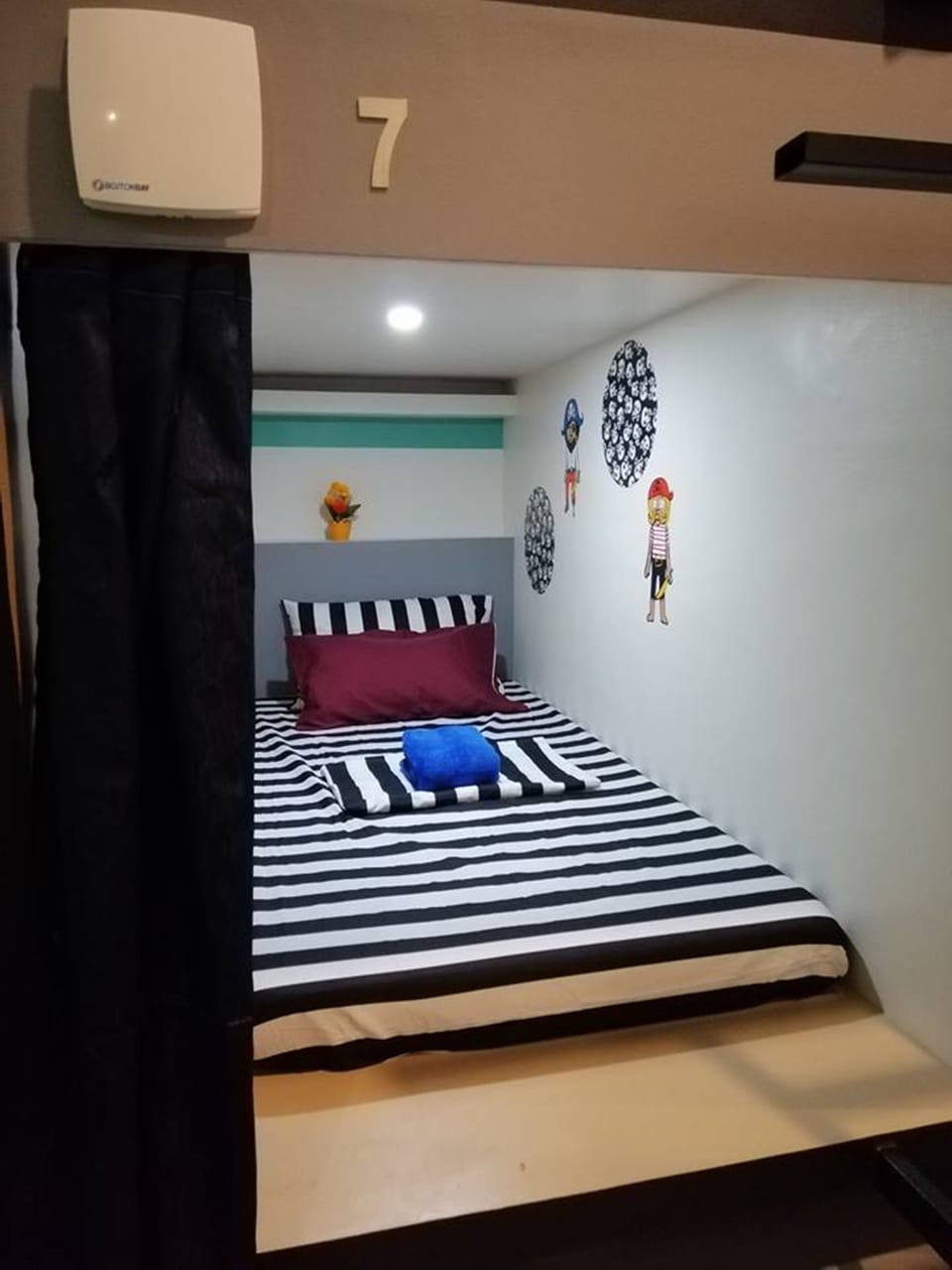 Capsule | Free WiFi, bed sheets