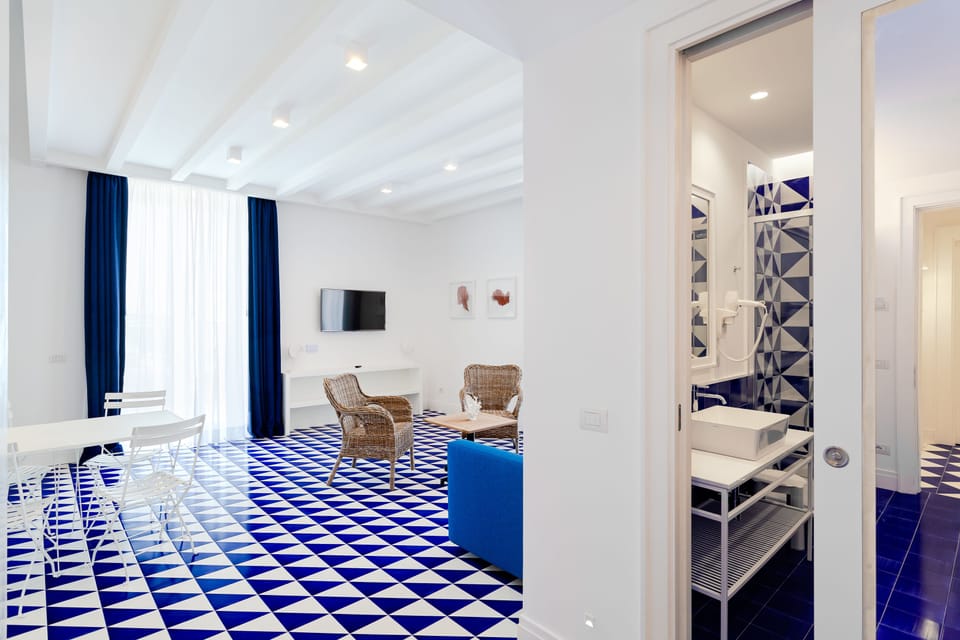 Family Suite, Multiple Beds, Kitchenette | Living room | Flat-screen TV
