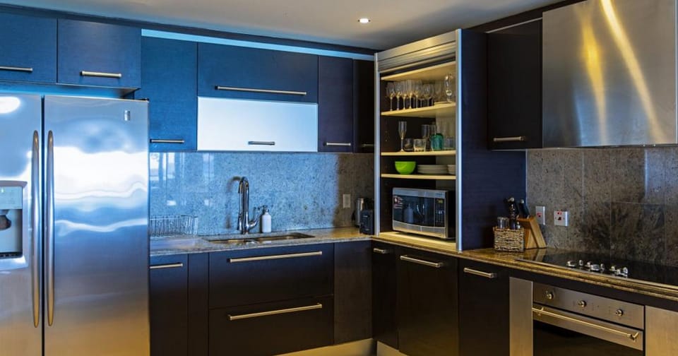 Apartment, 3 Bedrooms, Non Smoking | Private kitchen | Full-size fridge, microwave, oven, stovetop