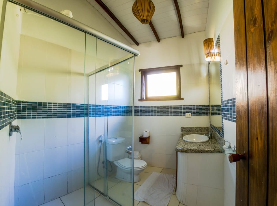Apartamento de 02 quartos | Bathroom | Shower, hair dryer (on request), towels