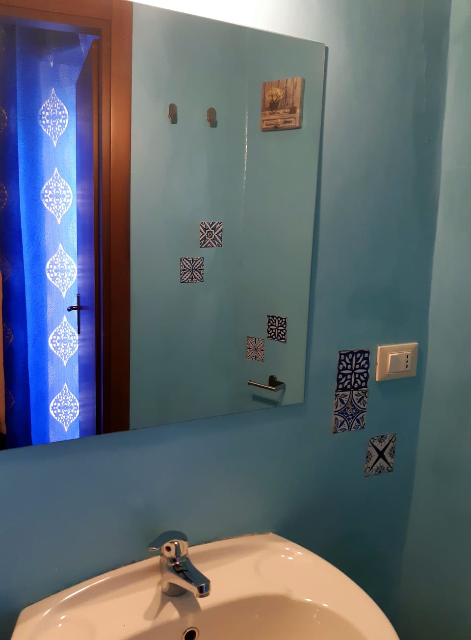 Shower, free toiletries, hair dryer, bidet