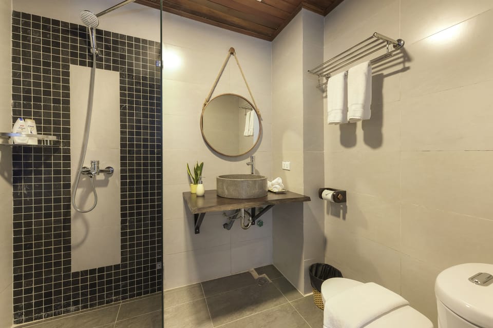 Deluxe Suite, Mountain View | Premium bedding, desk, blackout drapes, free WiFi
