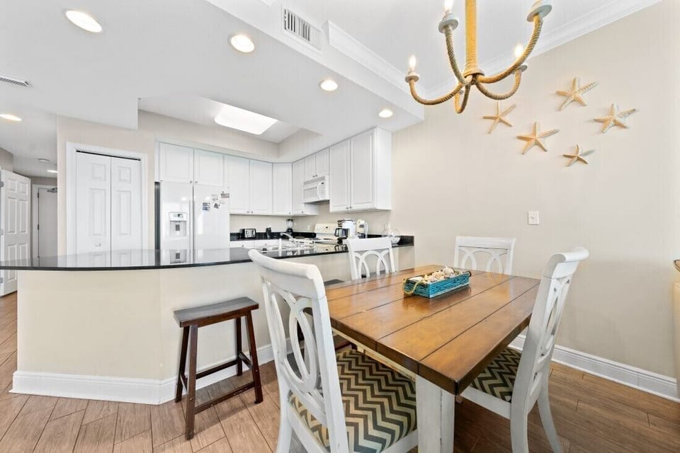 7  San Carlos 1207 Dining Area